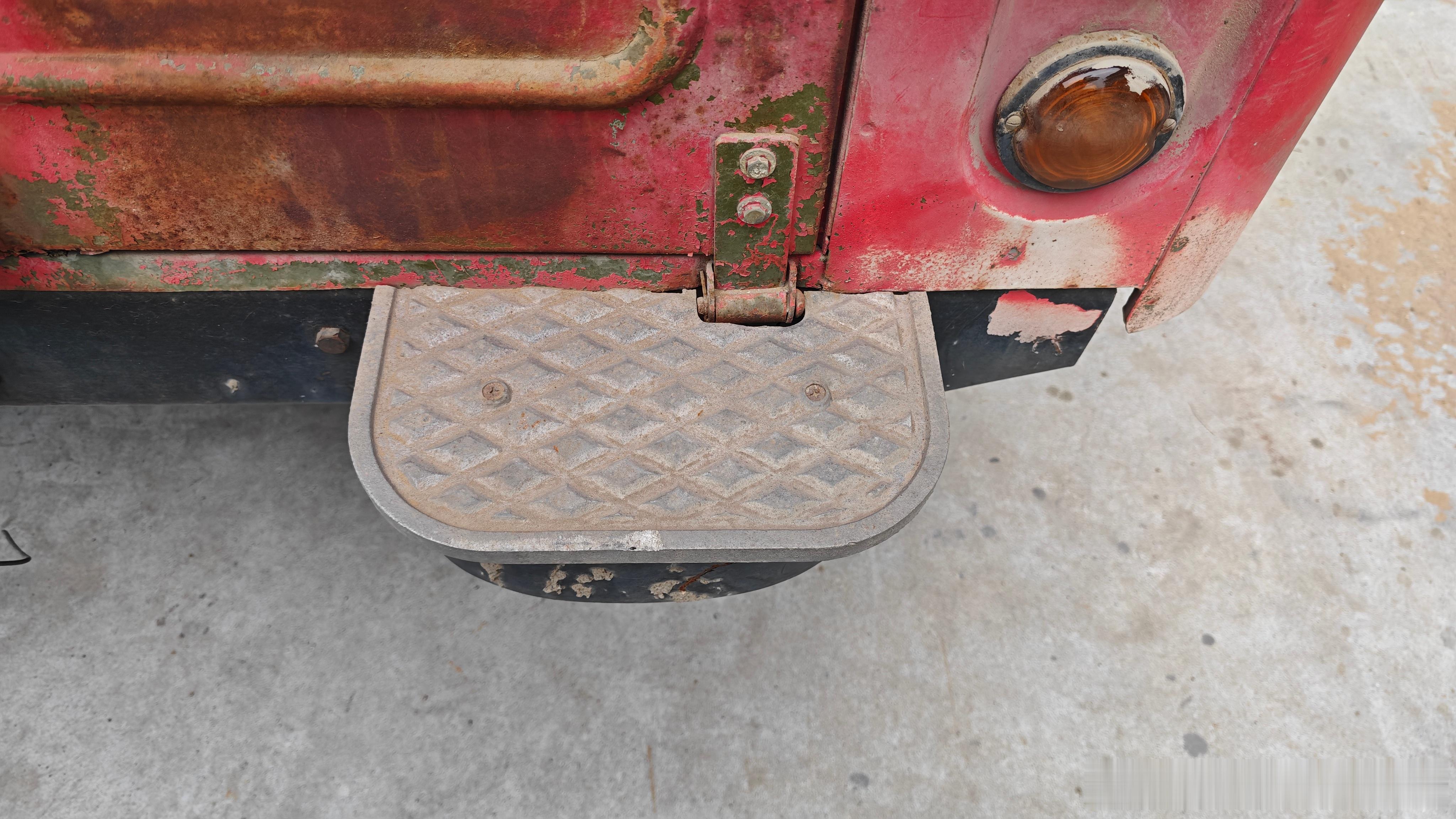 上世纪70年代的北京212消防车。那个年代的东西比我想象的精致。很多细节都装饰的