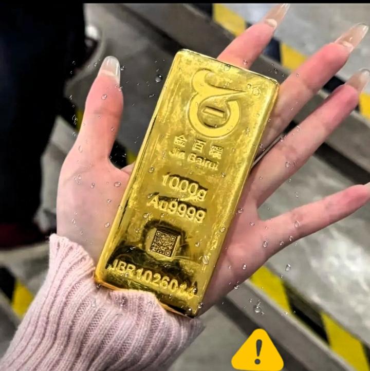 金价涨了，我却更慌了
 
大量持有黄金的人，估计现在已经彻底坐不住了，8月12日