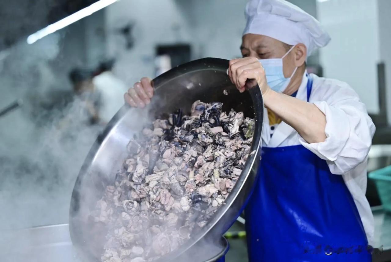 你喝过“AI鸡汤”吗？1月16日，深圳大学的食堂里多出了几个“AI鸡汤”的打饭档