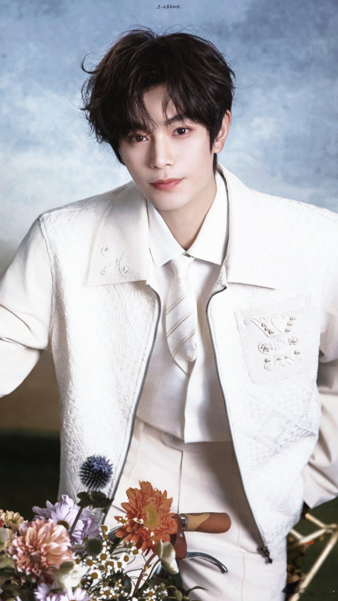 dyx “落日溺云层里 银河滑落一片 掉进大海里 该和你手牵手走在这浪漫里”