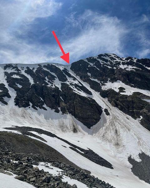 感谢很多好心人。一名山友带着全家跟爱犬一起登山，没想到爱犬竟然不小心从山上跌落，