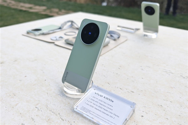 博主数码闲聊站曝光了vivo X500 Pro的详细参数。与上代产品主打大屏影像