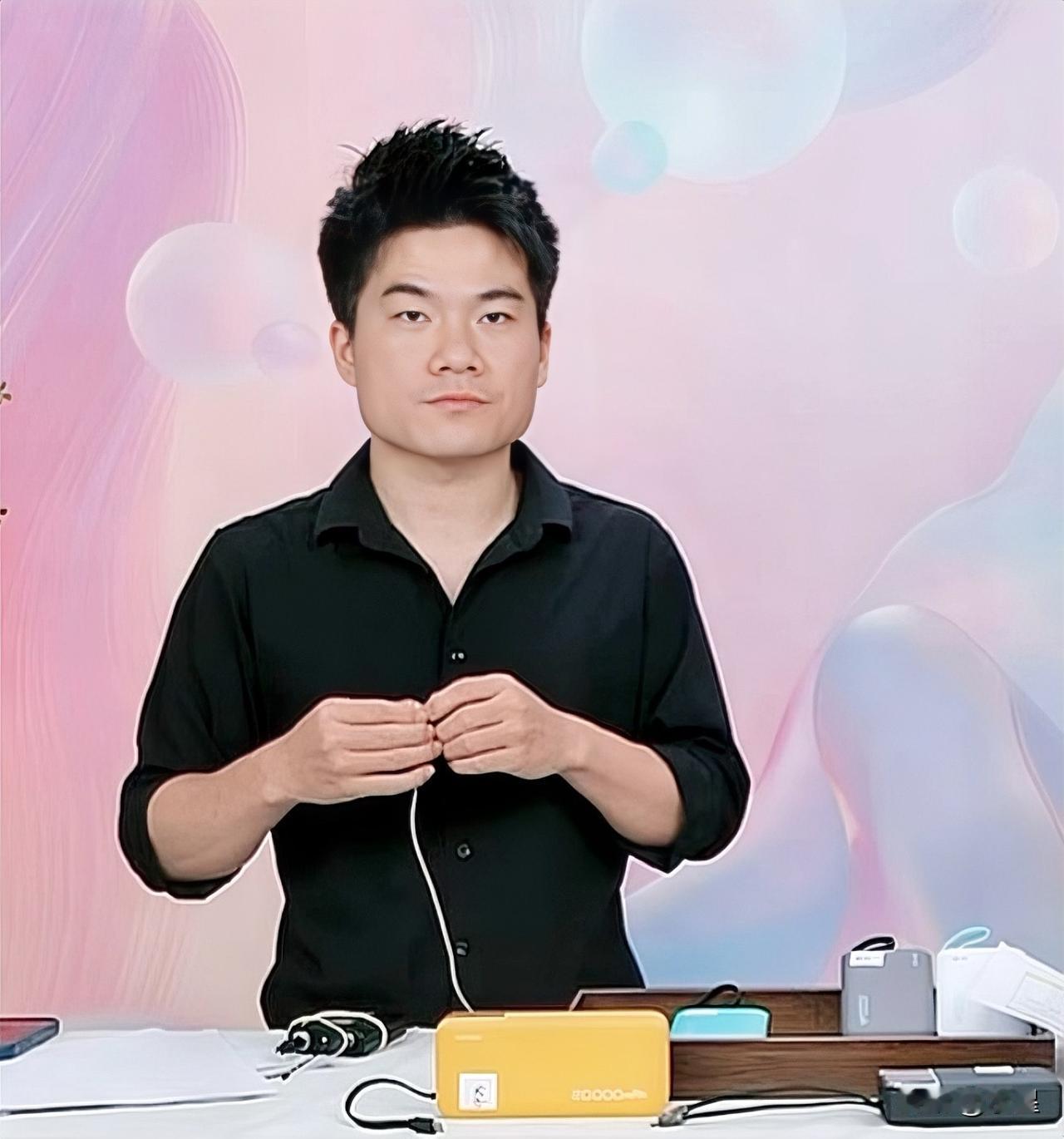 最近211的同学们可开心了
董宇辉只要在北京
就会和大家一周见三天
本周的排班是