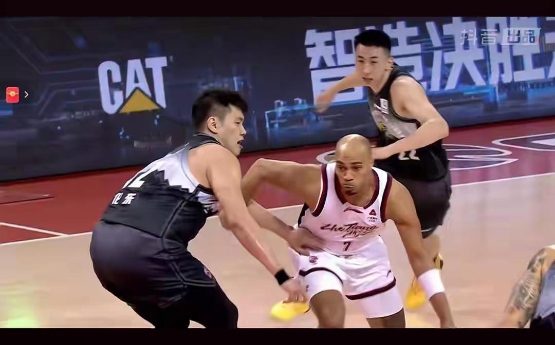 在最近的一场CBA比赛中，浙江稠州金租男篮客场大胜吉林男篮，约翰逊表现出色，贡献