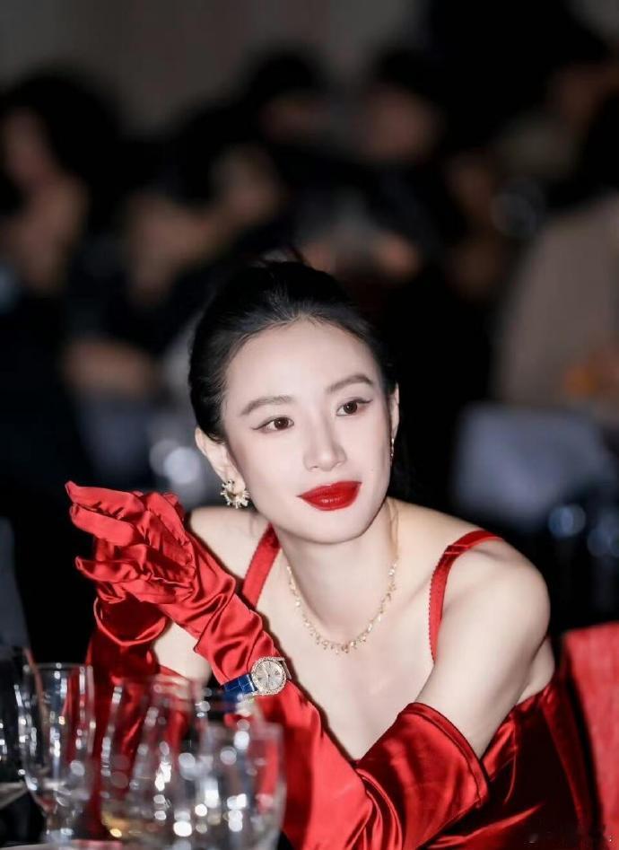 李梦真的很奇怪，没有大众所想的很瘦，没有传统意义上的美，但是就是很有韵味 ​​​
