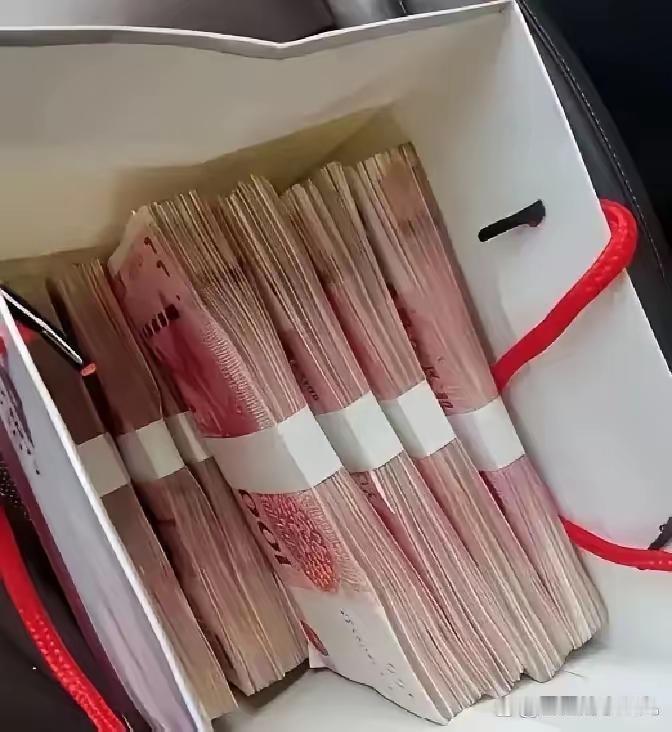 大姐借我十万块，五年我一个字没催过。

可真正让人感慨的，不是多出来的那一万，而