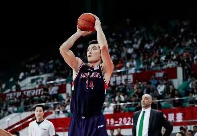 邱彪终于笑了，郭凯这位内线球员越来越适合他的技战术要求，篮下利用灵活的身体，攻能