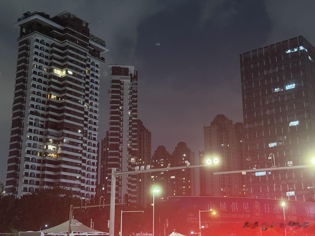 这两栋楼，看起来很单薄，很多人只当它是东城普通的高层，却不知道它是东莞真正意义上