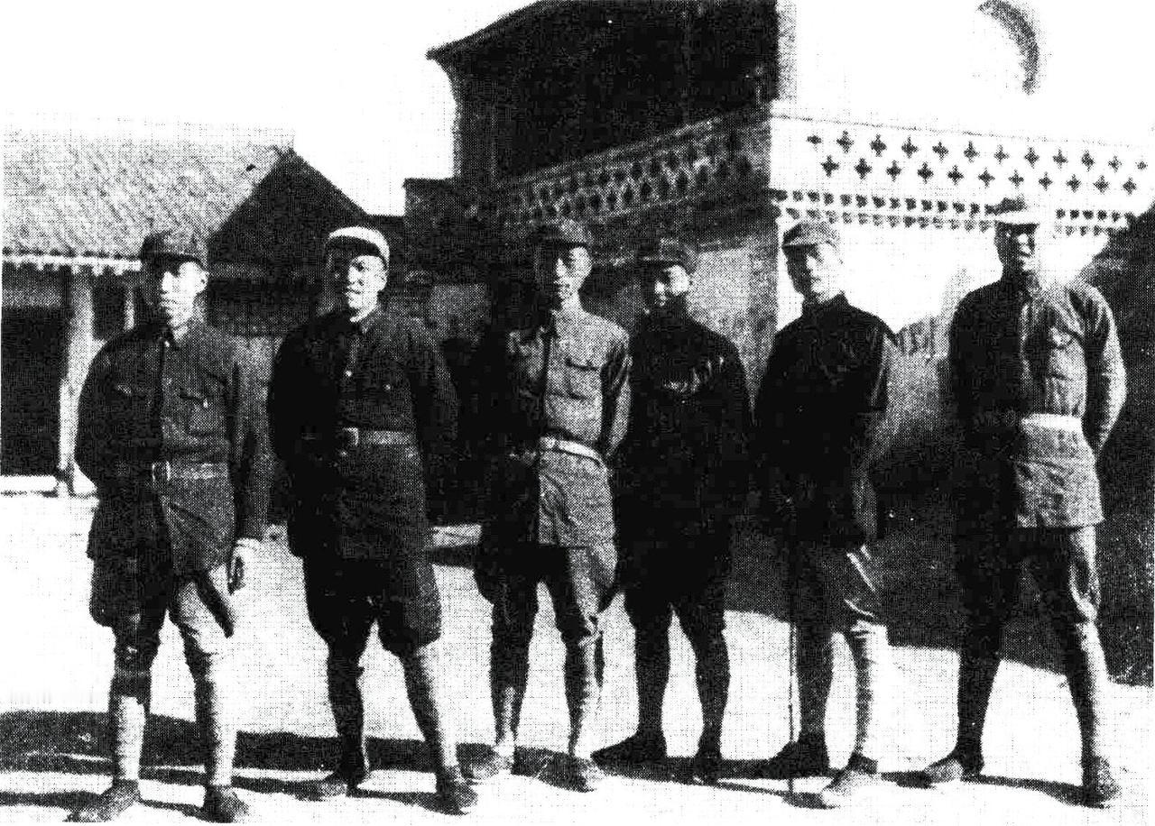 这张老照片是《红星照耀中国》一书的经典配图，是1936年豫旺堡红军高级将领的合影