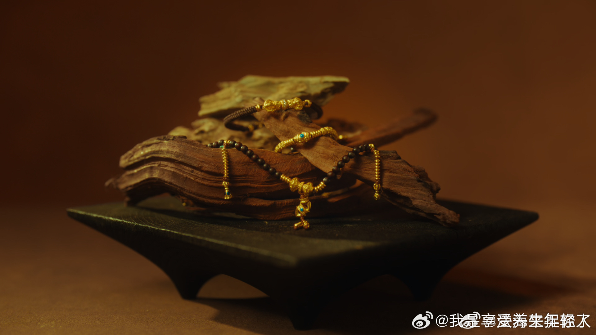 王天辰这手谁懂啊王天辰骨节分明的手上，腕间潮宏基臻金梵华三圈手串尽显东方美学，贵