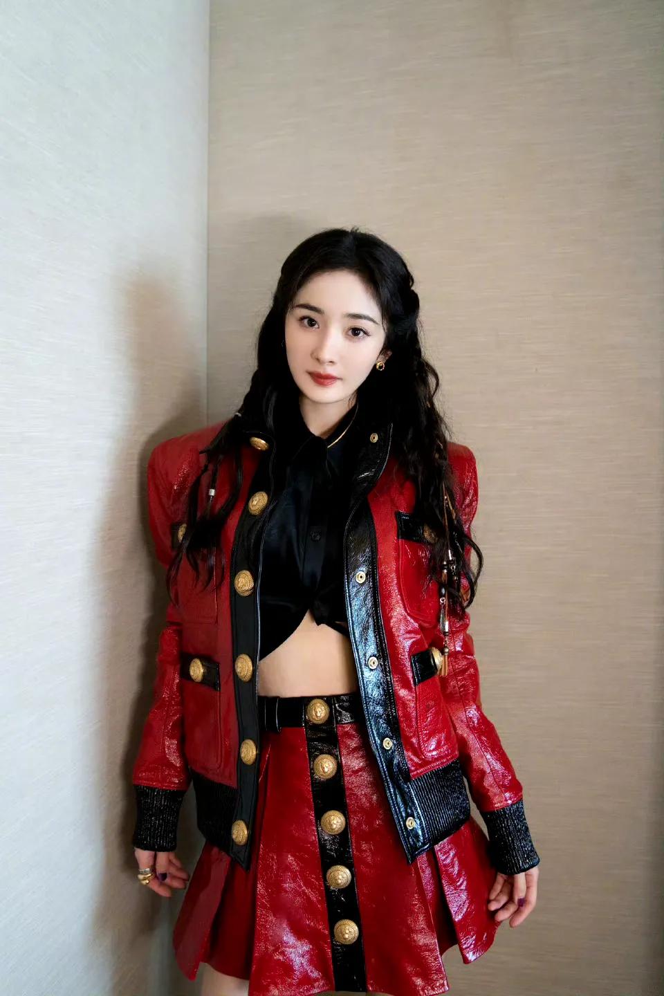 杨幂新鲜出炉的玉照，
腿瘦成了麻杆，脸变成了柳岩。
真的很难评。
难怪粉丝痛斥工