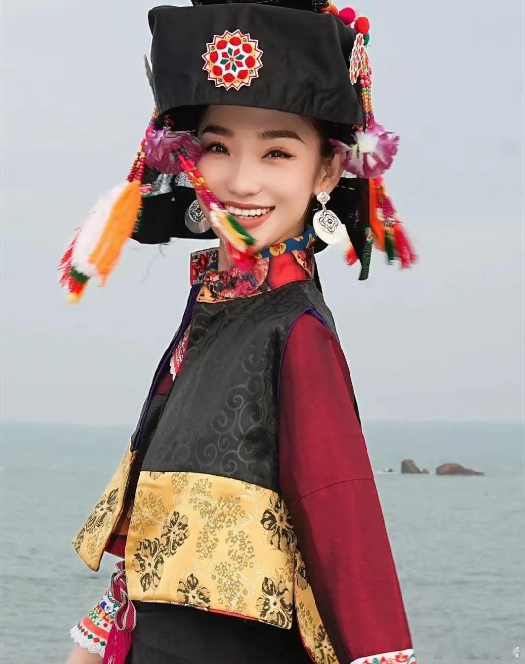 蓝羽现身惠安体验女服饰，海边拍照笑容明媚魅力 颜值才华双双在线 ​​​