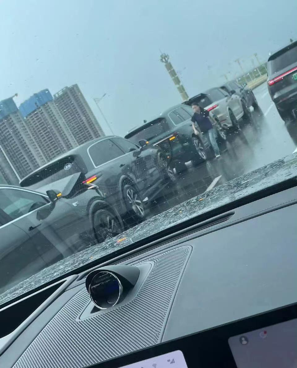 理想高速连环追尾，新能源车 很多车友聚会都会发生连环相撞事故，理想也不能免俗！据
