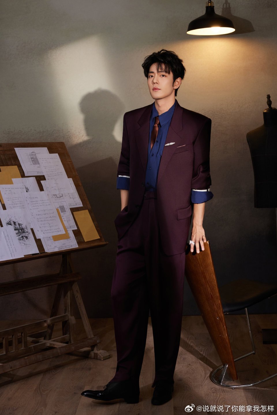 肖战微博之夜出图，简洁大方，最主要是鞋是尖头平底！内娱的男明星们，不要执着厚底大