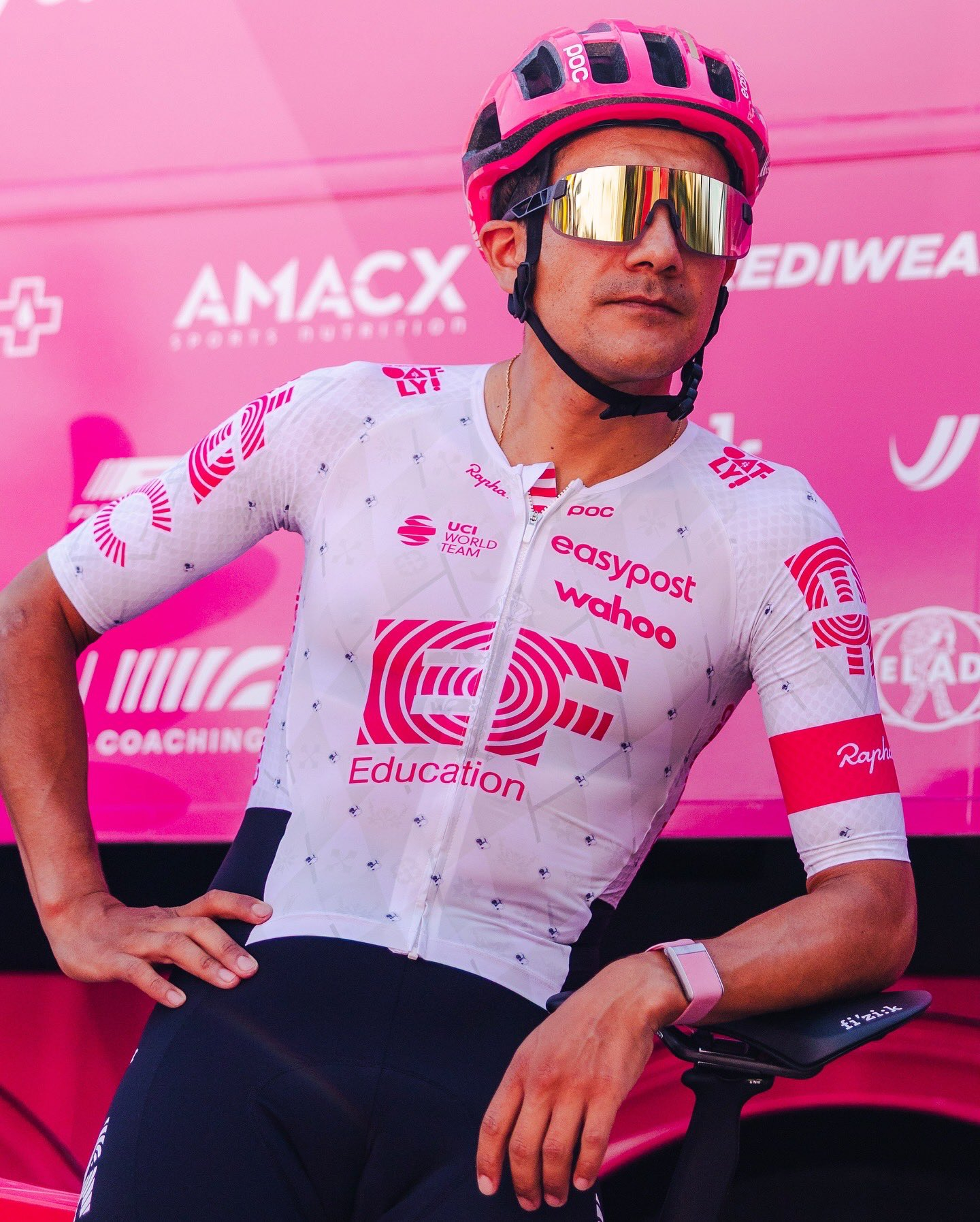 英孚教育车队的2025环意 特别版队服（图一），前几年是图二这样的，今年直接搞成