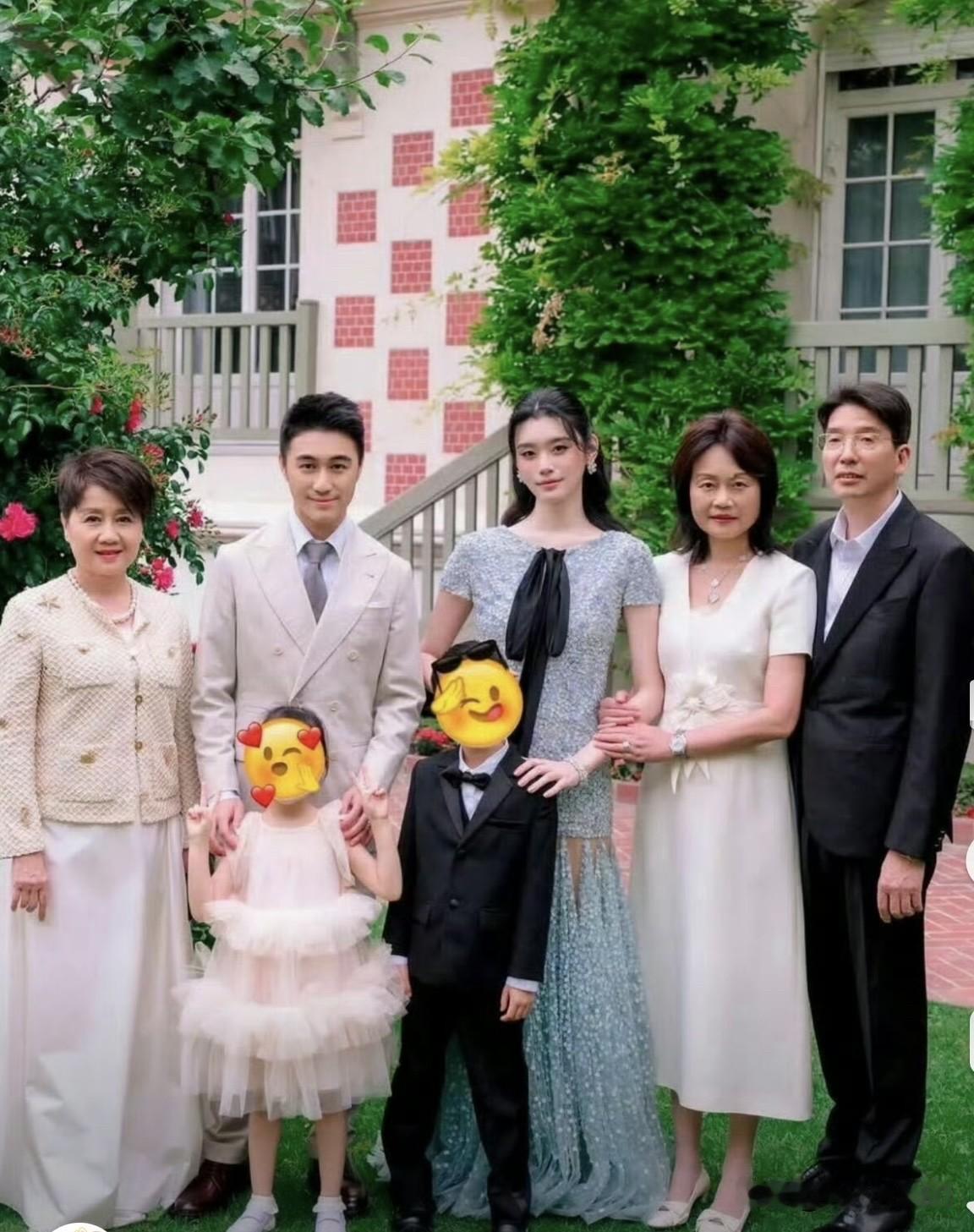 奚梦瑶今天终于如愿！做了赌王明媒正娶的儿媳妇。一对儿女，见证了自己的婚礼，还一举