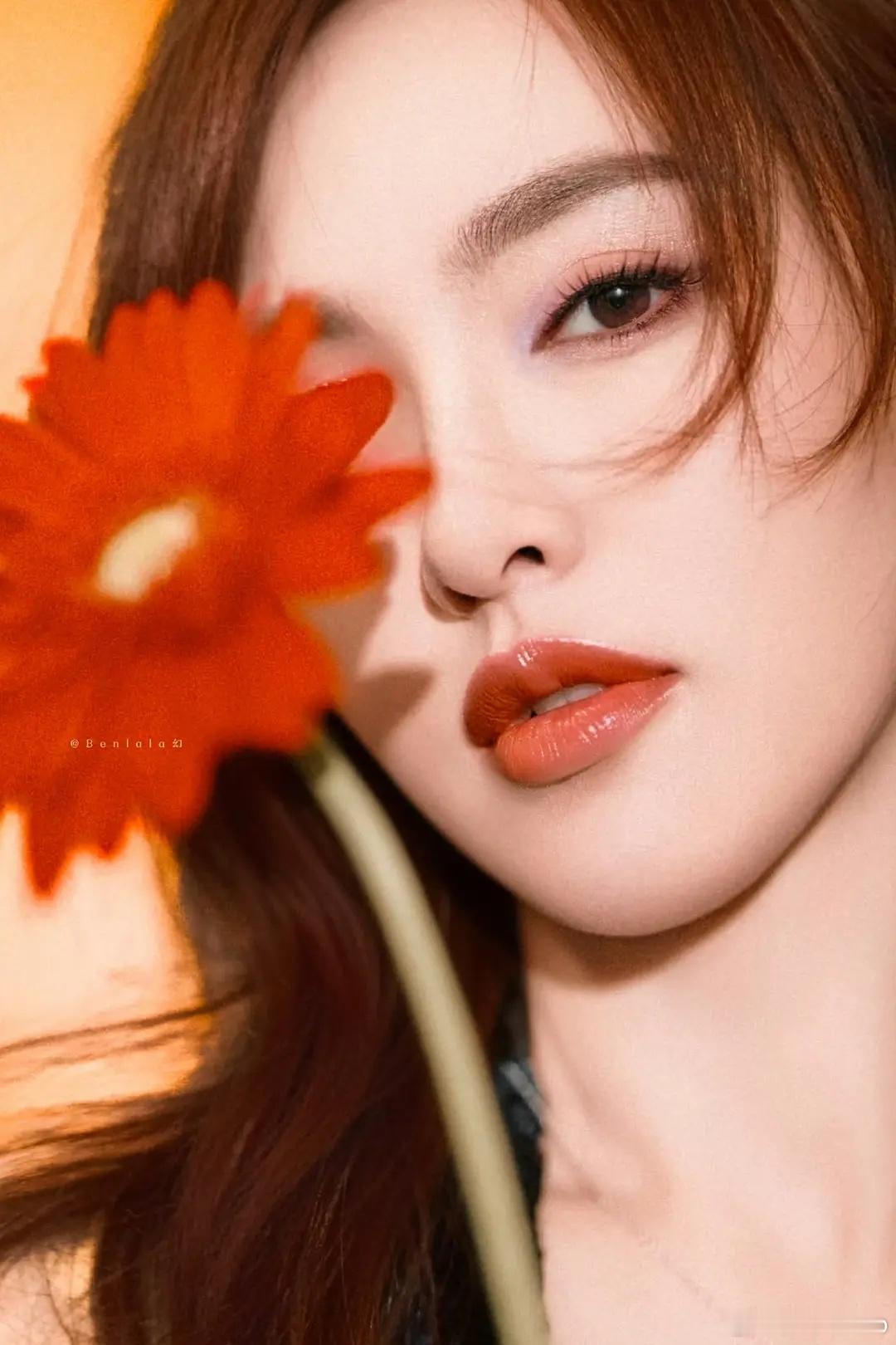 才看到唐嫣的这套新年写真，这组真的好女团啊，完全女神来的 