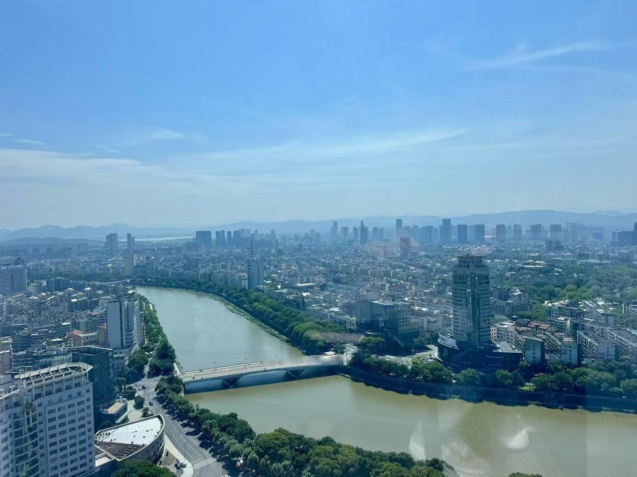 在1054年，“申午动乱”谣言中，当时民众恐慌的根源来自于军事威胁带来的恐惧感而