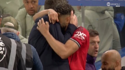 终场哨响后的库尼亚和卡里克曼联切尔西0比1曼联