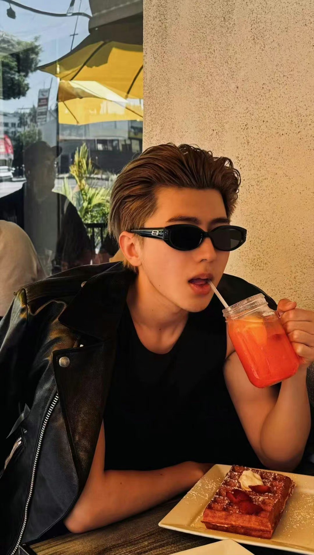 蔡徐坤现在像痞子 ​​​