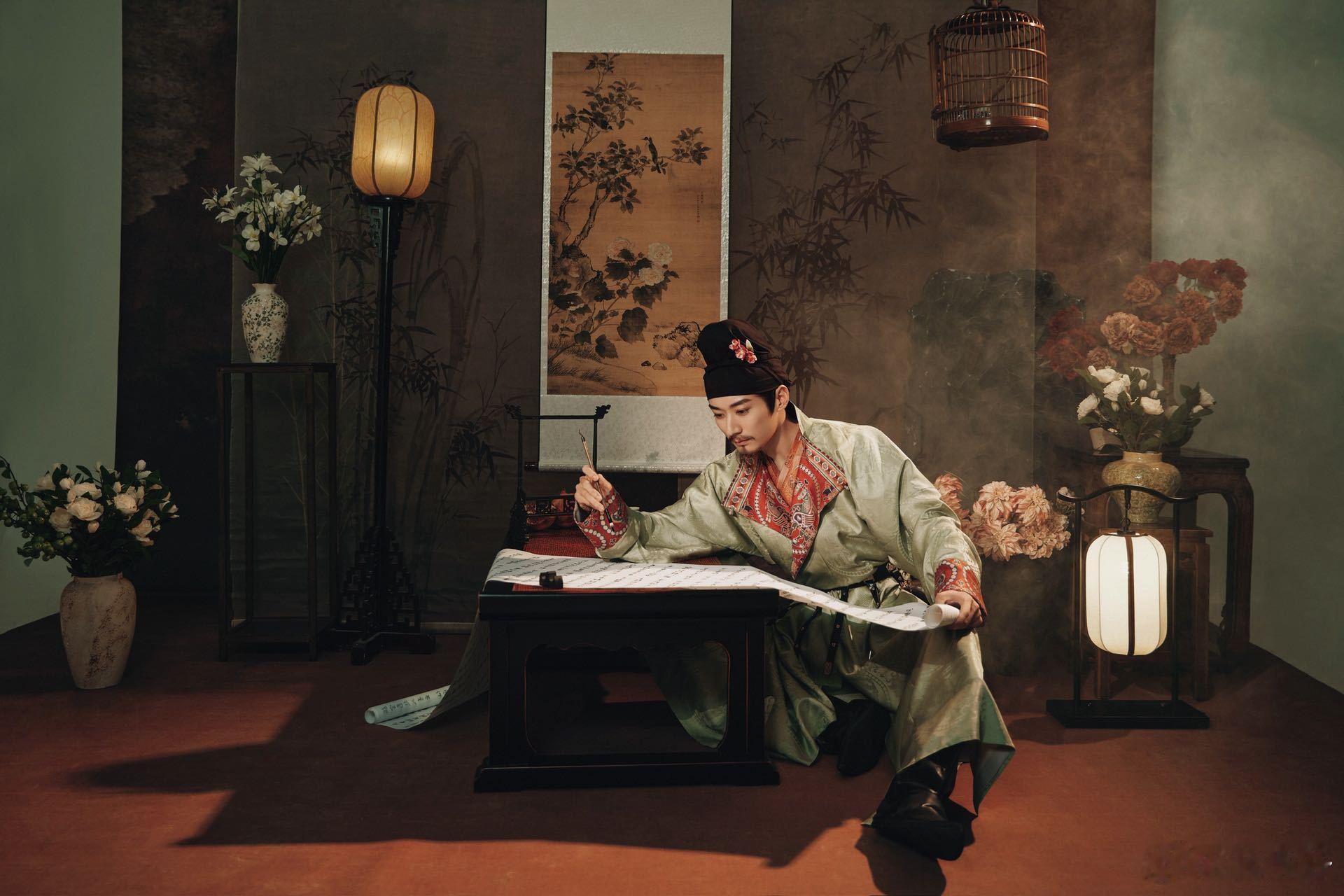 刘学义演的白居易 白居易不仅是诗人，更是热爱生活的见证。刘学义将这种生活的热情完