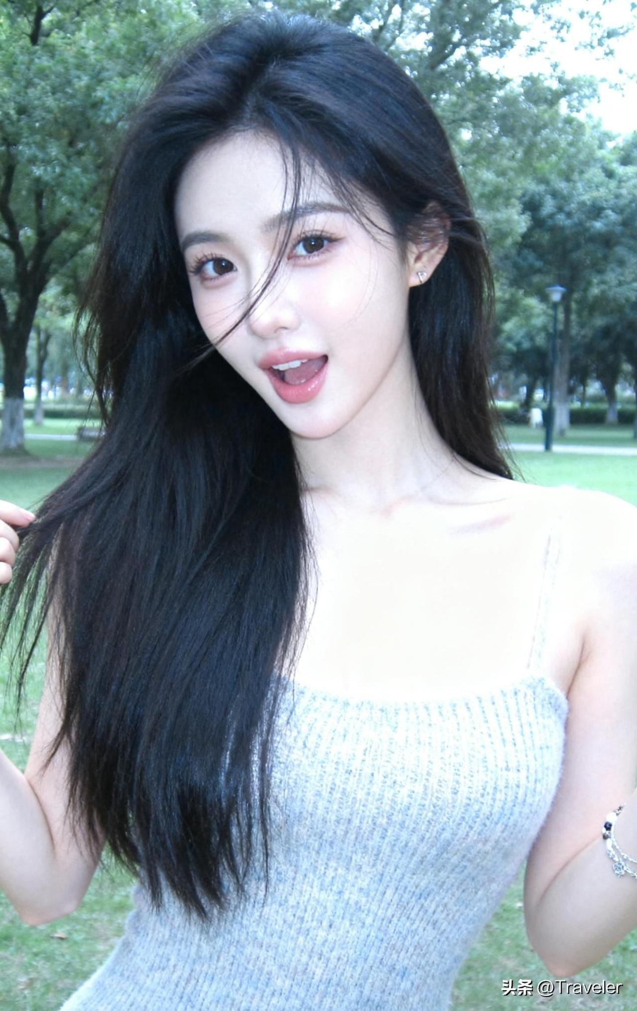元气少女在公园的清新自拍🌿💖