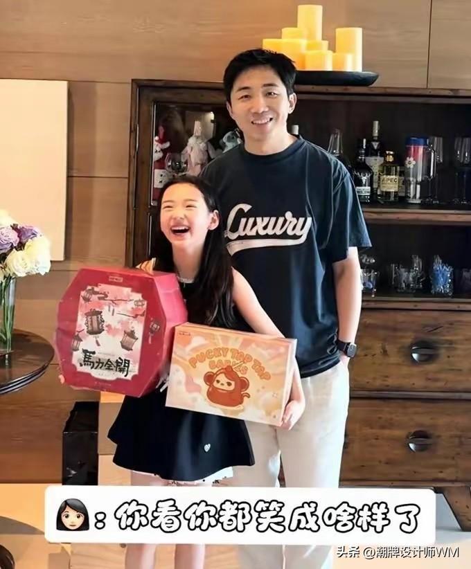 小酒窝喊泡泡玛特总裁王宁舅舅！王宁亲自去她家拜年，还给她送礼物，小姑娘这也太幸福