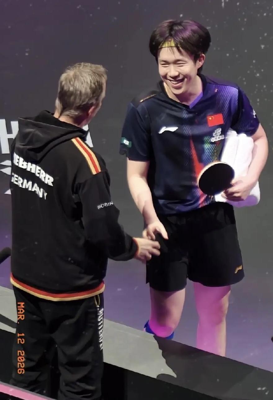 王楚钦赛后这个举动很暖心！

王楚钦 3-0 赢了小弗！赛后他和德国主帅罗斯科夫