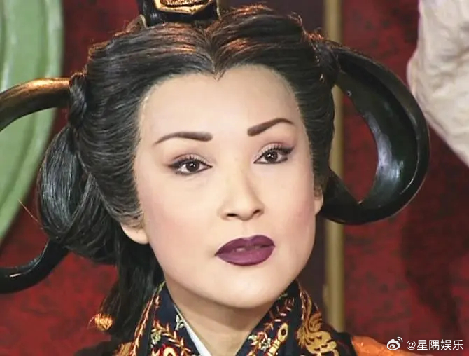 本来还期待迪丽热巴的古装，结果这发型直接把氛围感全毁了，颅顶高得像开了10级特效