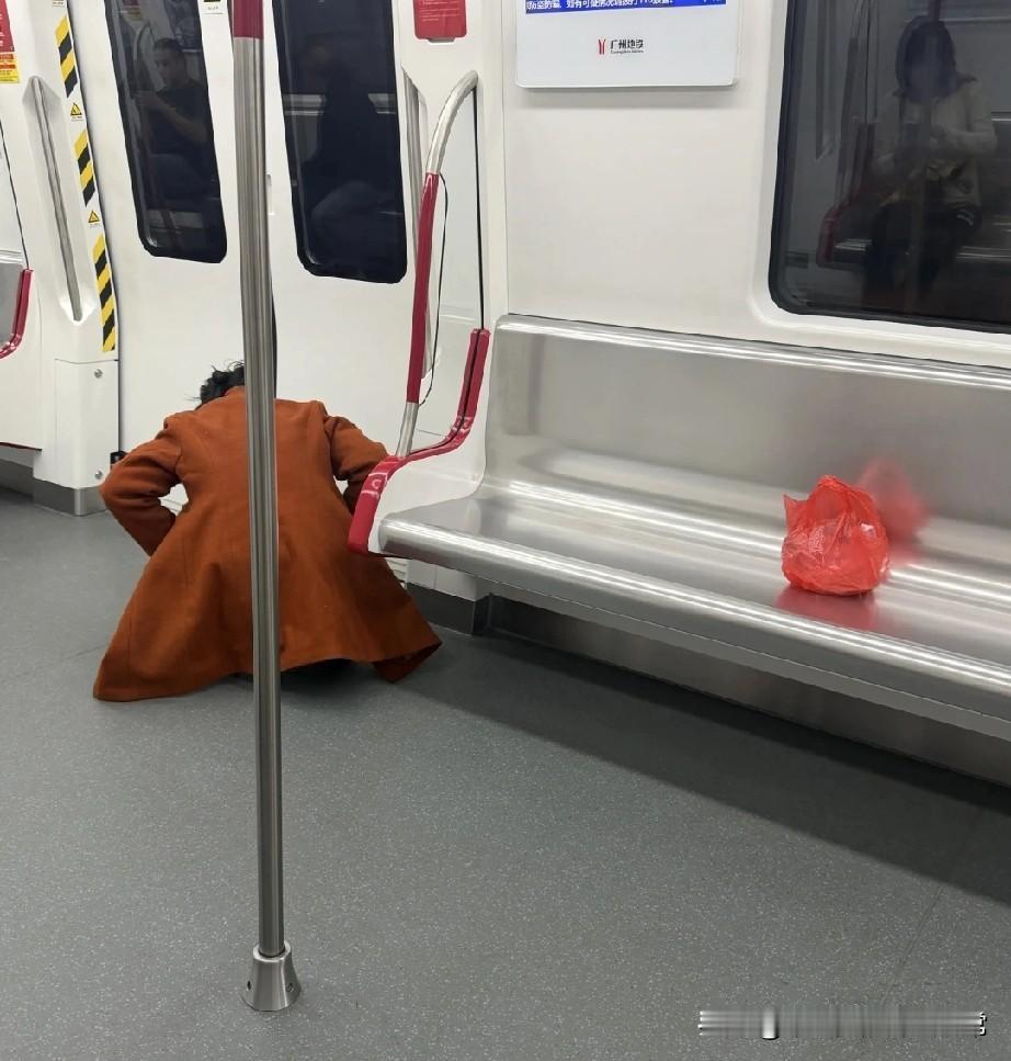 广州地铁这幕看懵了：蹲在角落的人，到底是吐了还是
 
广州地铁车厢里，穿焦糖色大