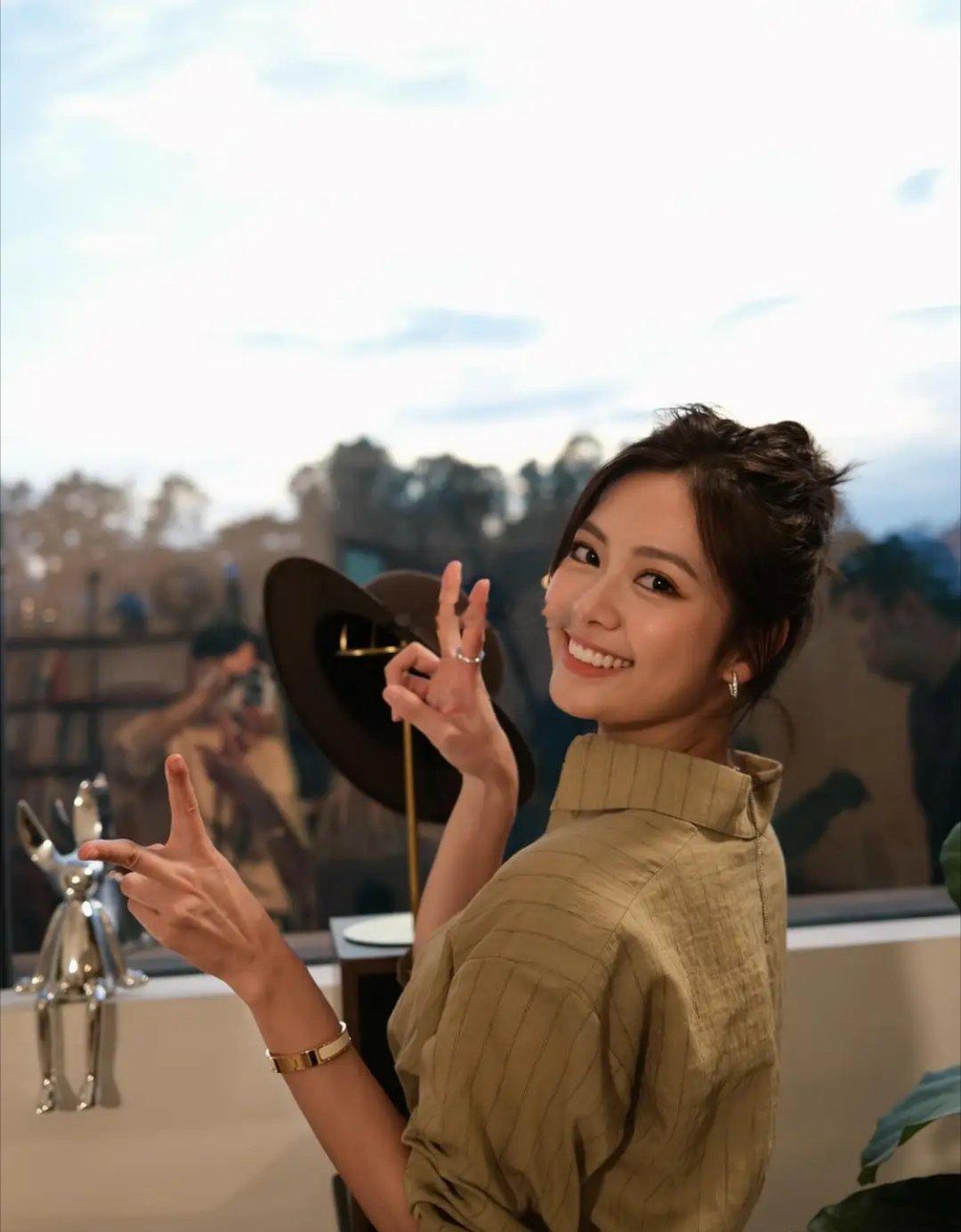 游嘉欣坐上主播位打卡争做新闻之花，减肥成功被指撞脸李佳芯，现年25岁的游嘉欣，近