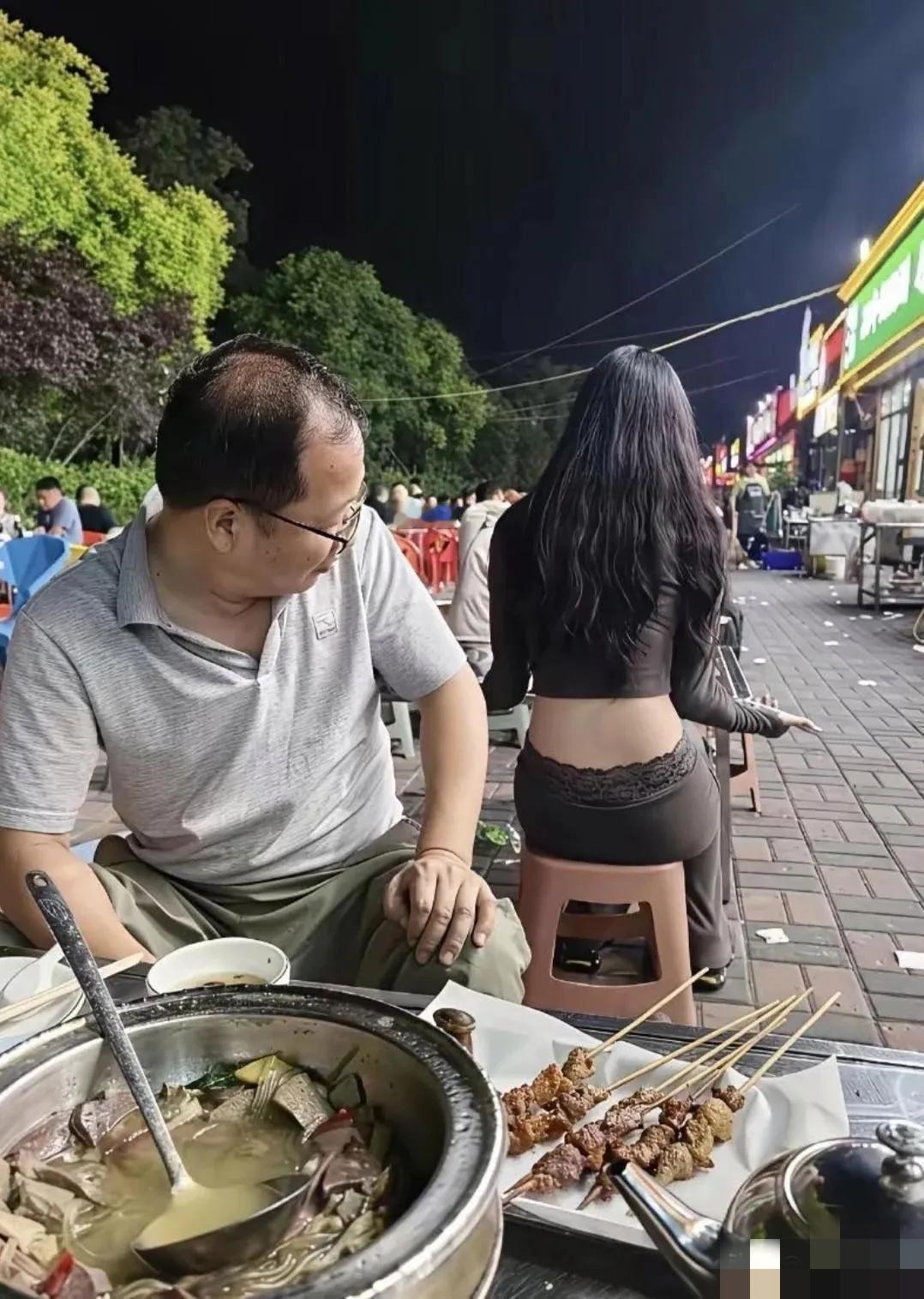 虽然现在天气特别热，但女人啊出门在外还是要多穿一些，露个腰可能都会引来一些不怀好