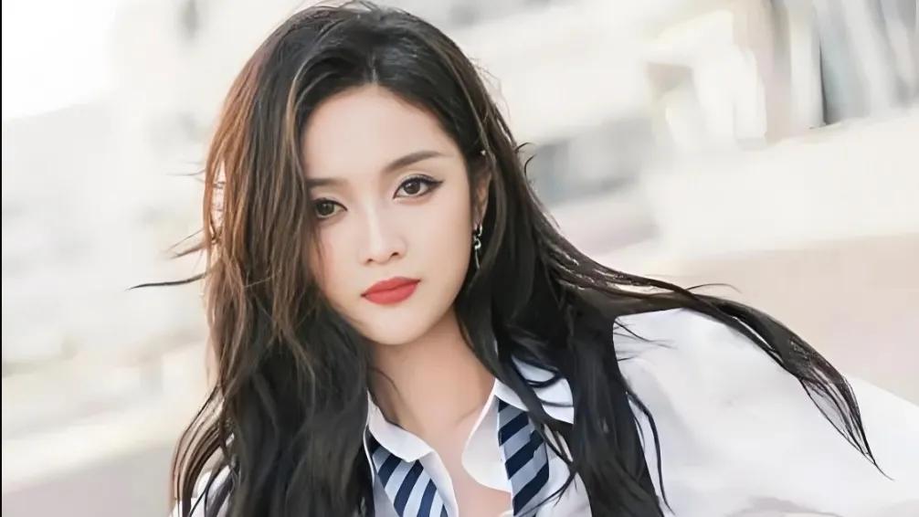 吴宣仪的奢华秘密：珍藏袜海，只为一瞥之美？

在吴宣仪的世界里，藏着一份不为人知