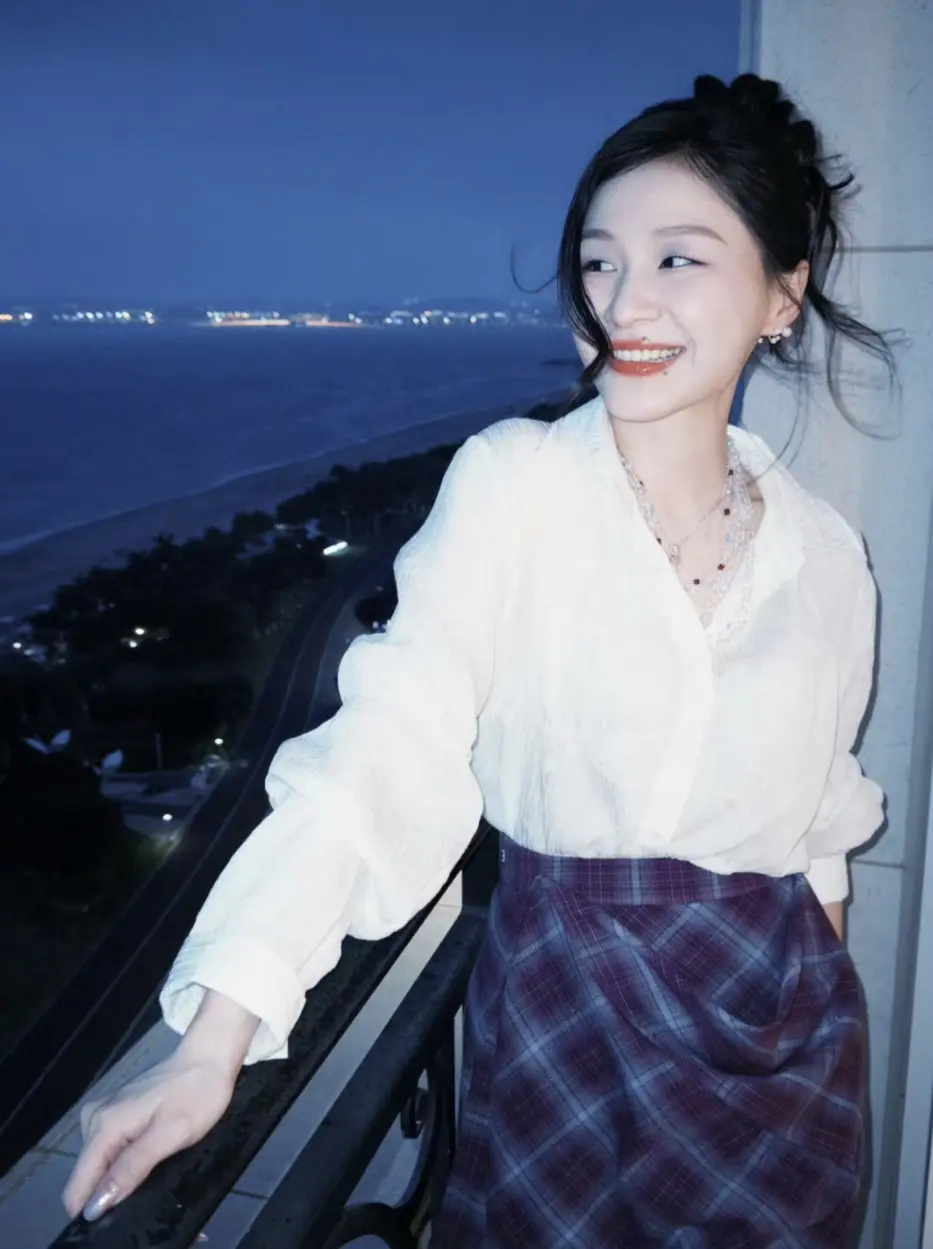 金靖大美女。 的金是的金，粒是的丽吧