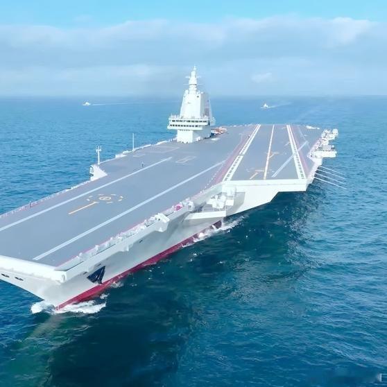 《中国第五艘航母正式亮相，性能吨位双升级，全面超越福建舰》这艘005型航母压根就