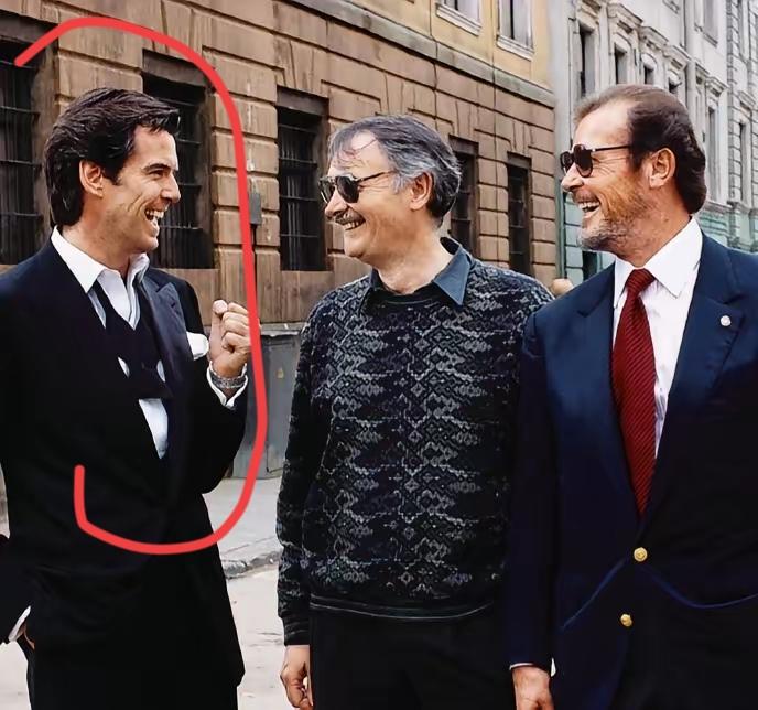三位男士在街上开心地聊天。这伙计是不是演变相怪杰的那个人？右边的两位是演过007