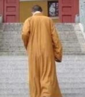 云南，灵照寺方丈释永修意外身亡，僧众整理遗物时，竟意外发现他有474万元存款，方