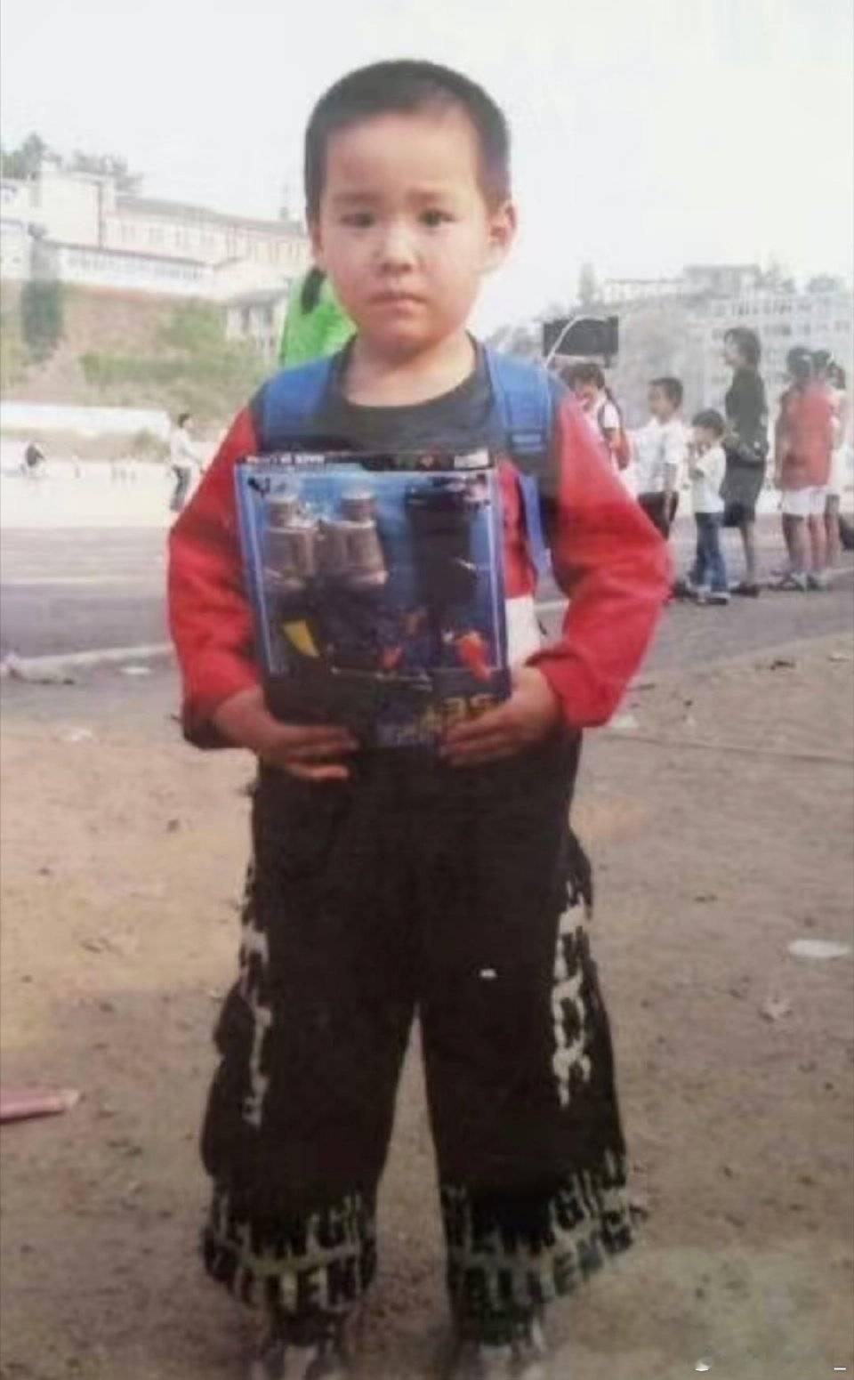 妈咪可以给我买这个玩具嘛~ 