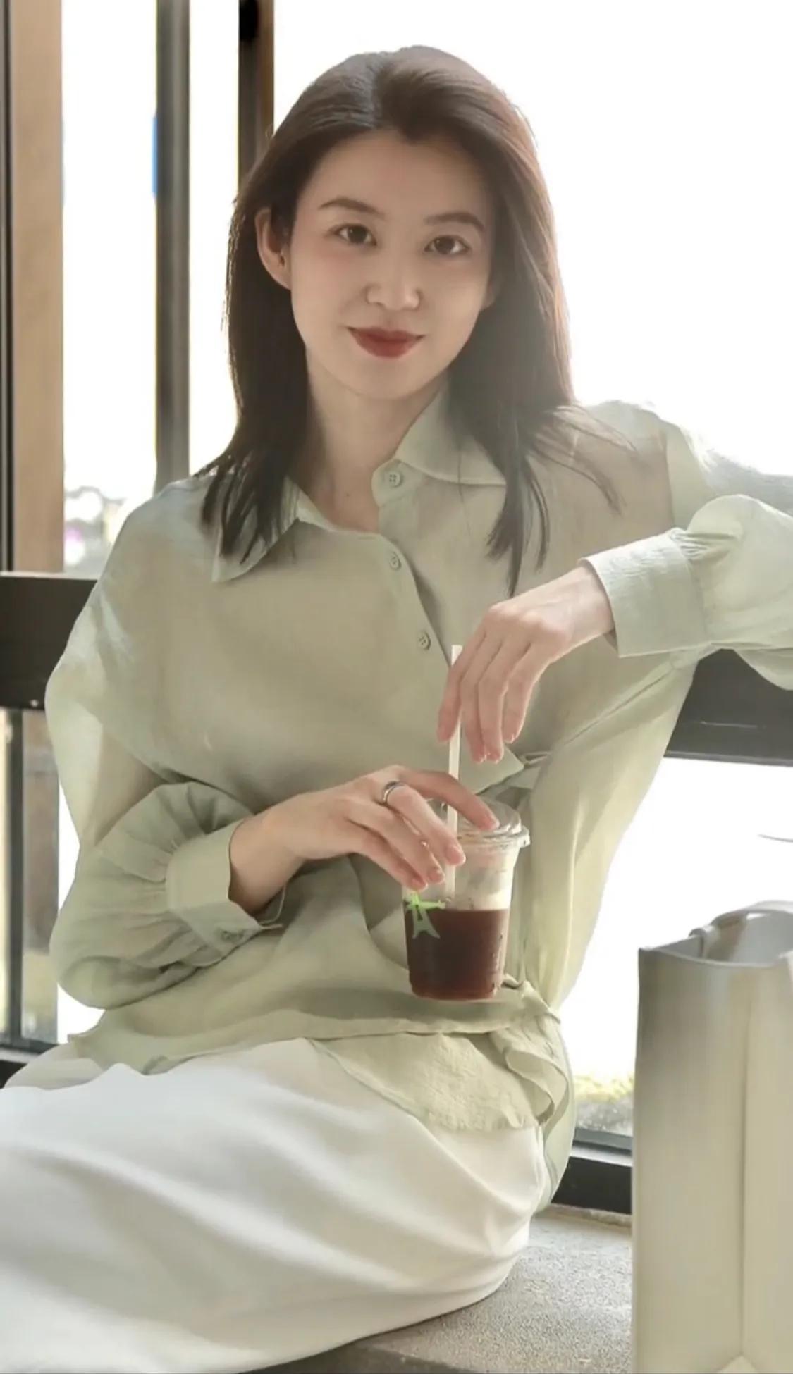 从前如果你要写爱情，你就不能写我爱你。
你要写，我见众生皆草木，唯有见你是青山。