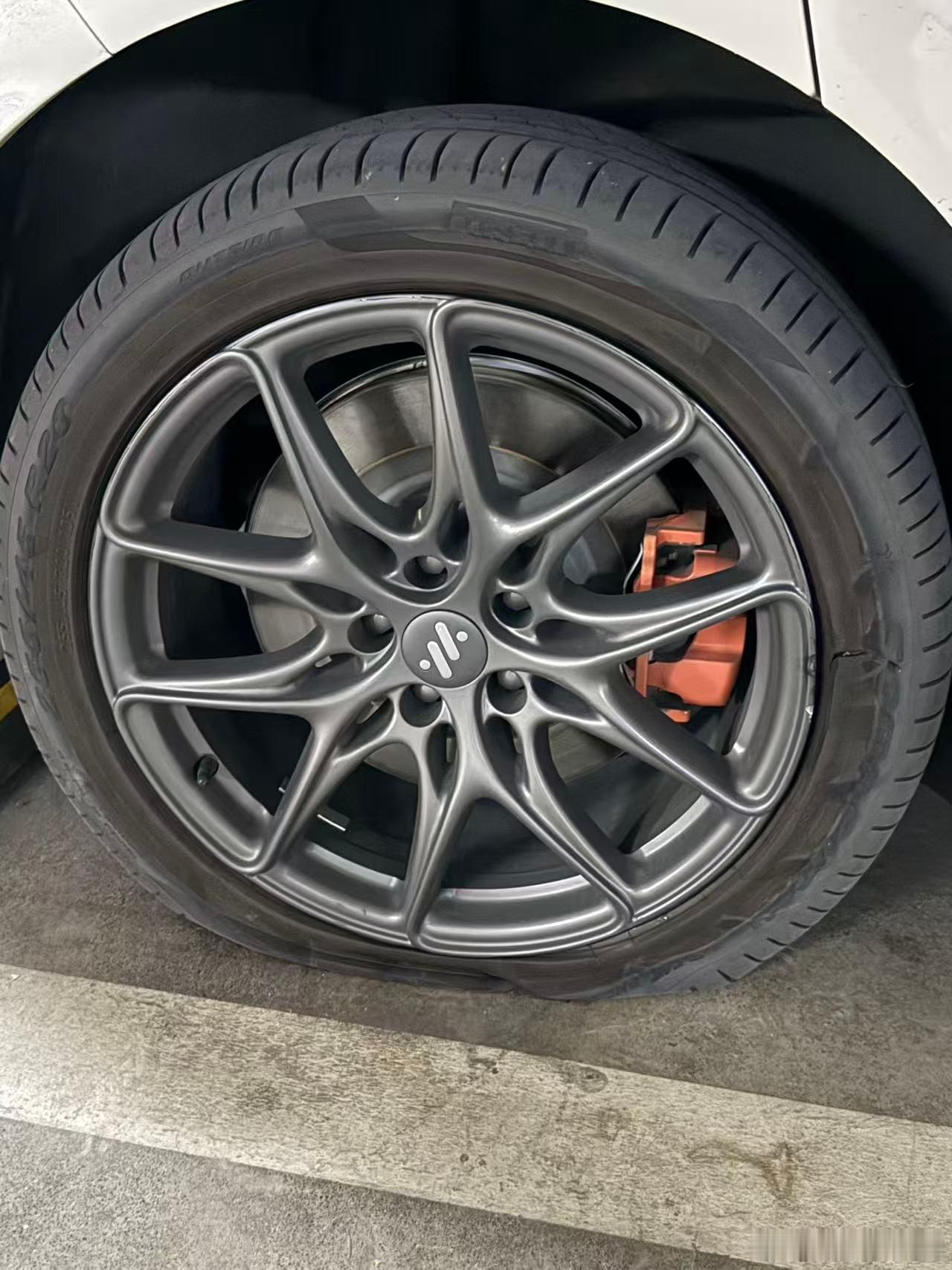 出差路上，家里传来“捷报”问个问题，什么情况下能同时爆两个胎，注意，是直接爆还不