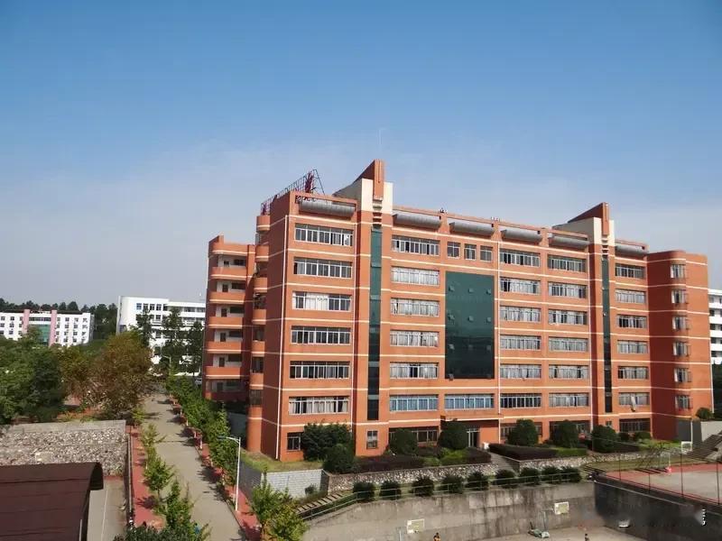 上海兴伟学院还好吗，149850的学费已经超越了大多数家庭的承受能力。能上得起这
