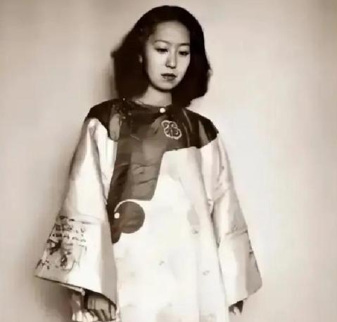 1956年，吃下堕胎药的张爱玲，在床上疼的直打滚。突然，孩子掉下来，她长舒一口气