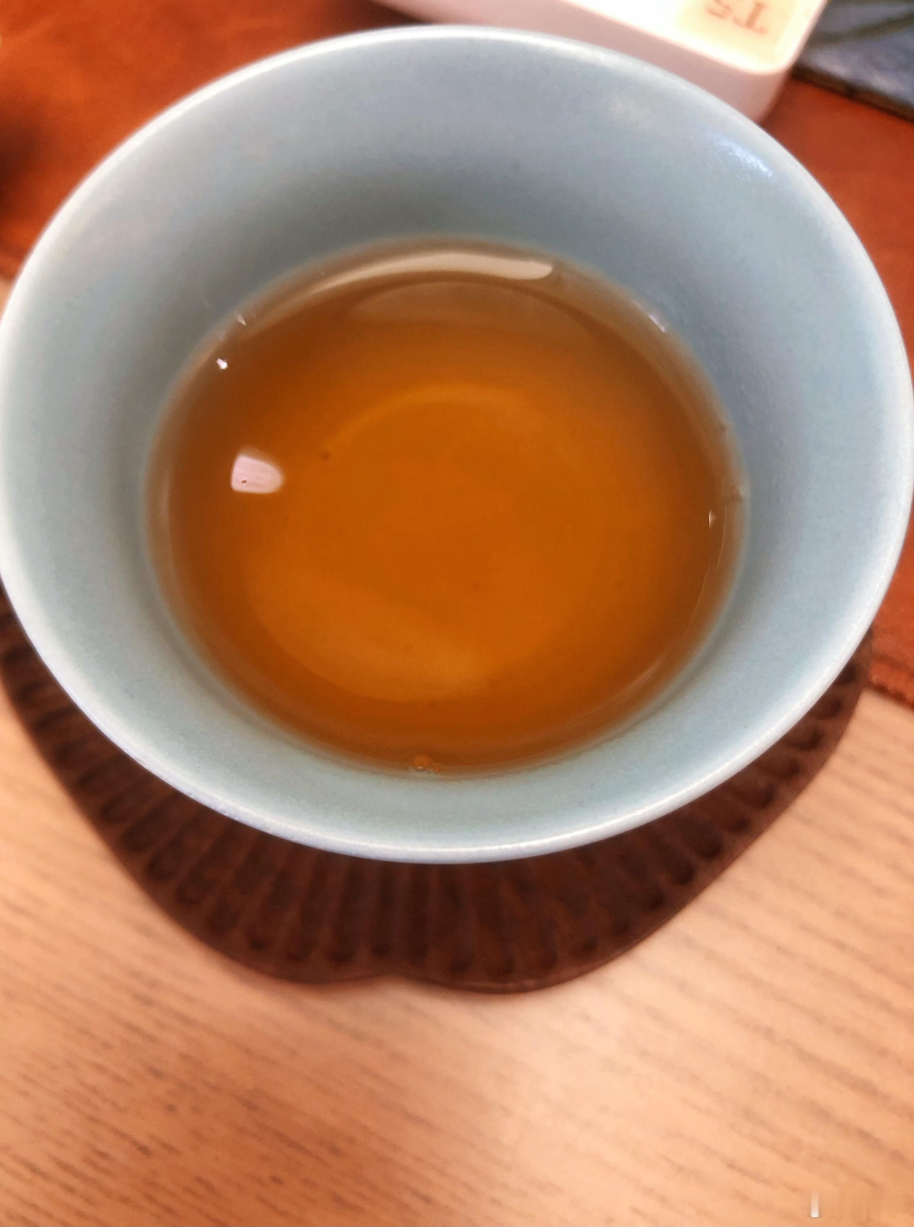 珠江新城茶空间体验，茶不醉人人自醉，分别试了白茶、生普、古树红茶，以茶会友，三个