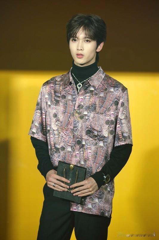 20秒惊艳全网！王楚然春晚一回眸，直接冲上热搜，2亿人看呆！
“哇塞！春晚镜头一