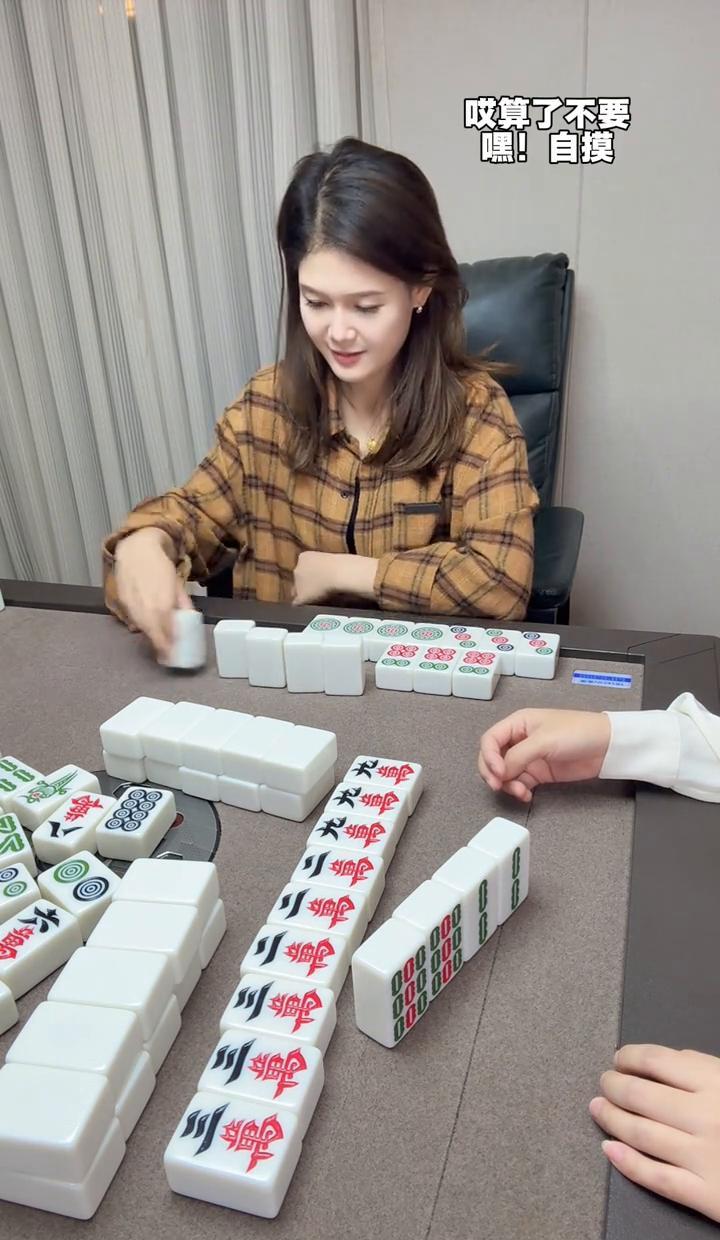 摸到黑娃儿，嘴一撇：“考虑下。
”
下一圈自摸了，对面拍桌：“你喊了就得认！
”