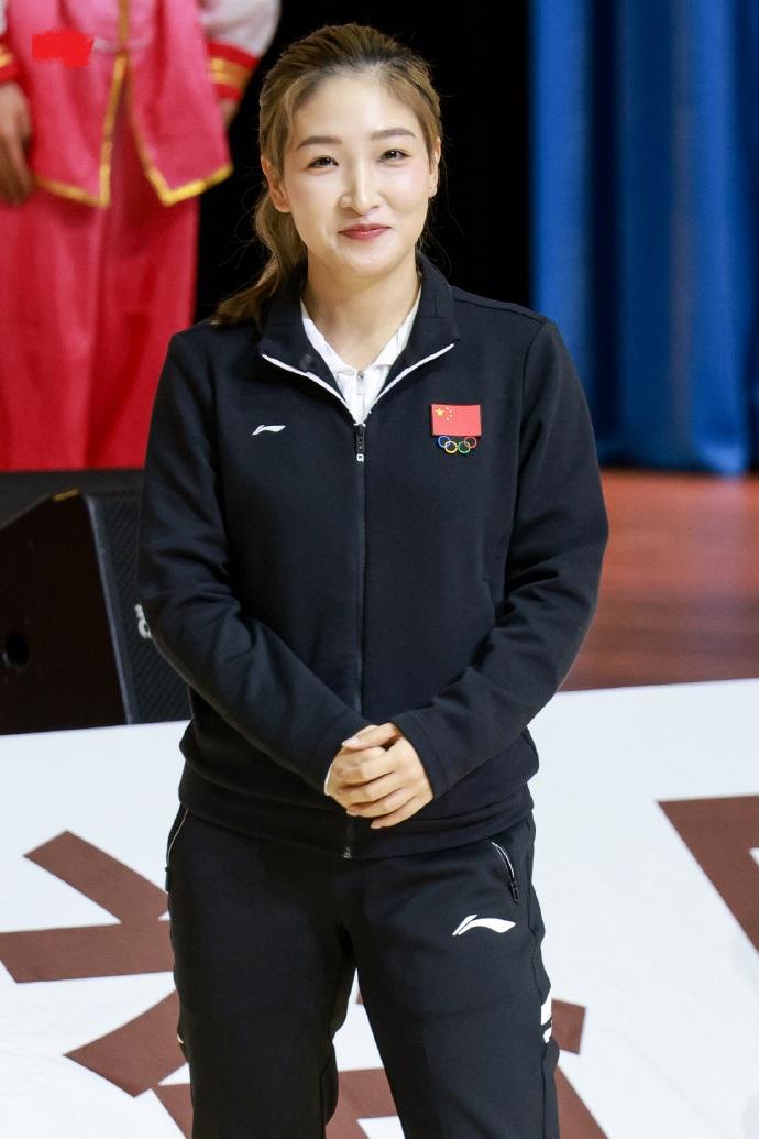 最近刘诗雯现身崇左，她这回搭配了一身黑色的运动装，看上去很有动感活力气质。

刘