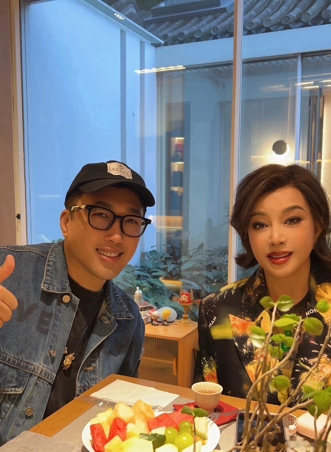 于正跟刘晓庆聊剧本于正跟刘晓庆聊剧本最大的好处就是她随时可以给你很多种表演方式让