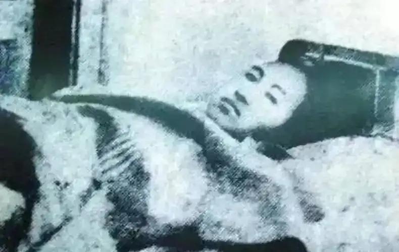 这是一张日军禁止公开的照片，后被反战人士曝光，照片中的女子为抗日英雄赵一曼，彼时