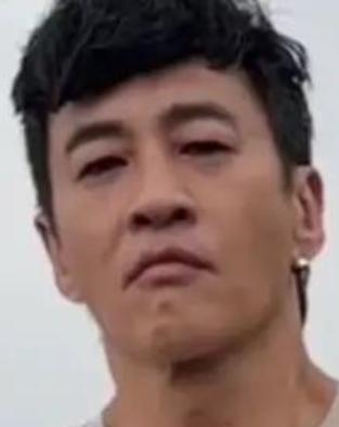 近日，健身博主花小龙带领51岁的何润东开启自律健身挑战，引发广泛关注。
4月18