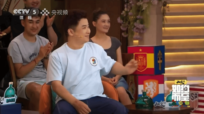 乌鲁木齐球迷看世界杯的标配新疆文化与世界杯完美融合总台《如约而至》来到新疆观赛现